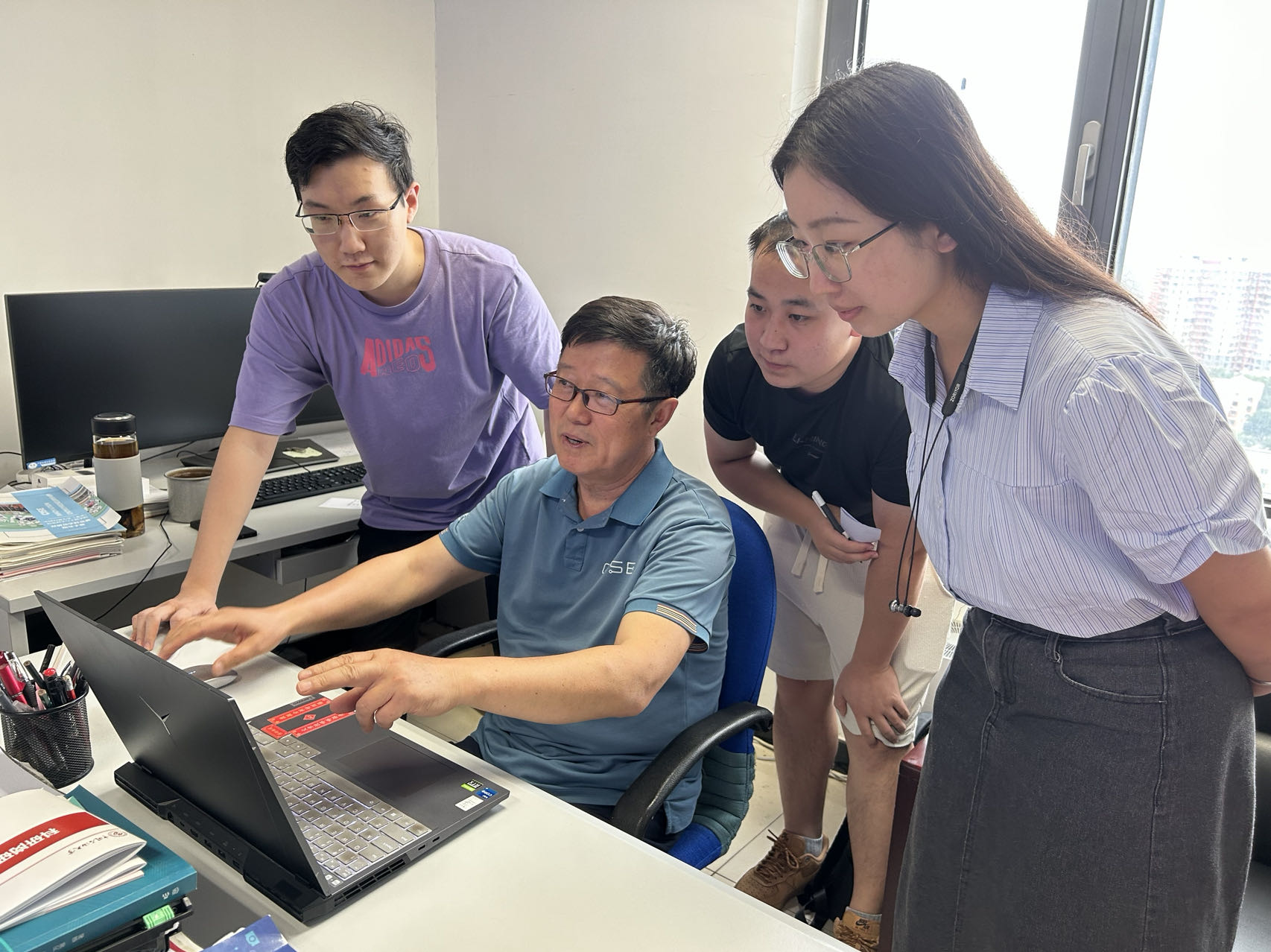 指導(dǎo)研究生照片.jpg