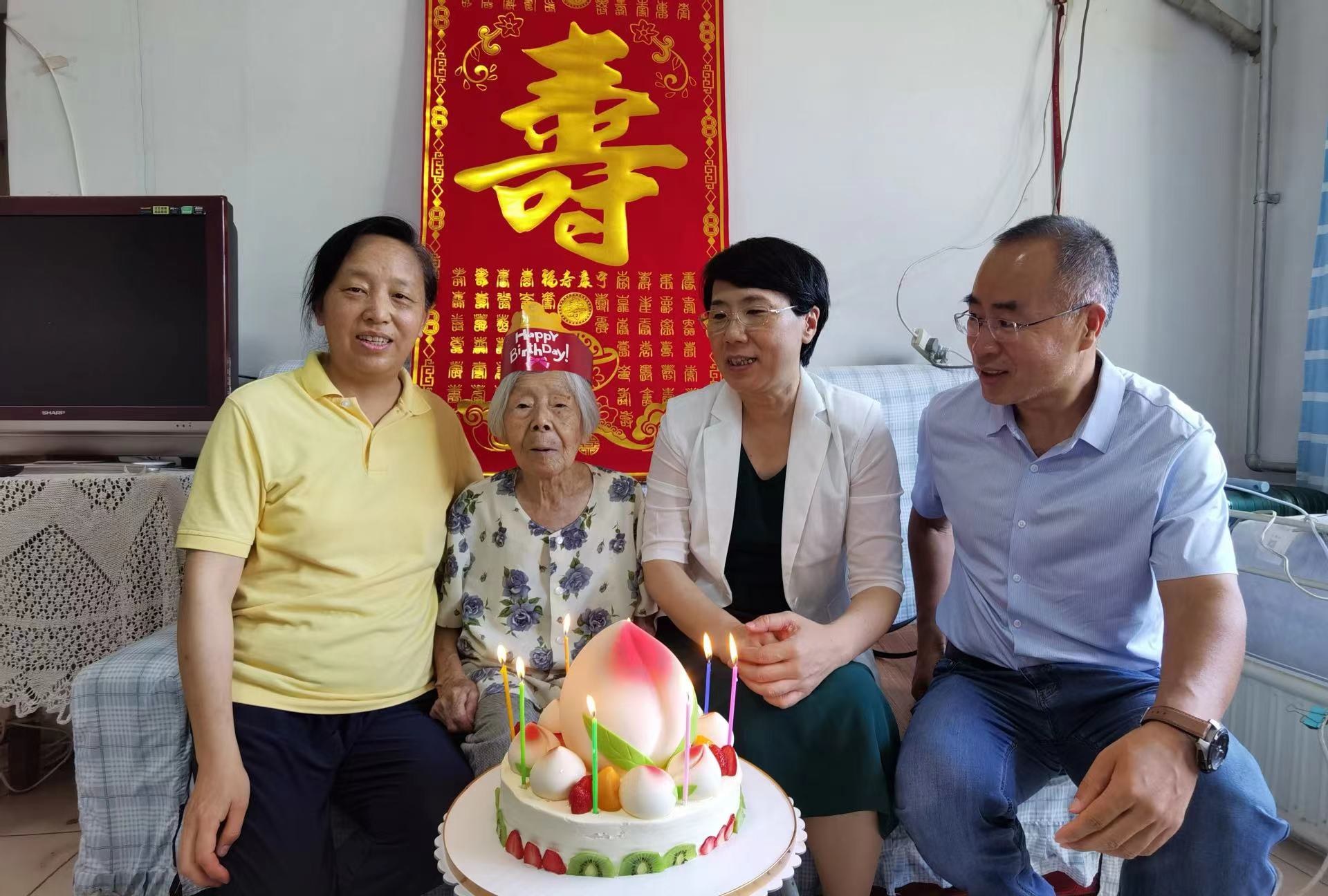 吳校長慰問劉曼輝.jpg
