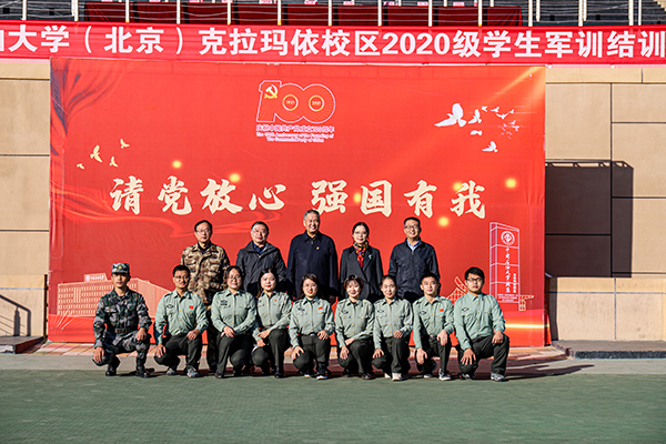 校領(lǐng)導(dǎo)教官合影 朱宏淇攝.jpg