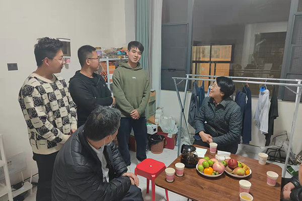 慰問(wèn)支教學(xué)生.jpg