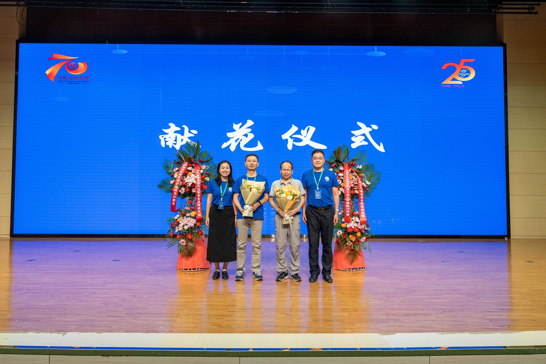 6.獻(xiàn)花.jpg