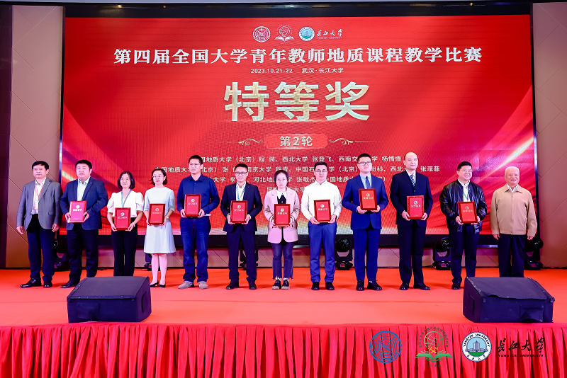 特等獎(jiǎng)?lì)C獎(jiǎng)現(xiàn)場(chǎng)2.png
